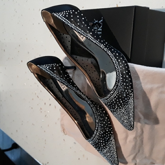 NIB Badgely Mischka EMI pumps in black - Picture 12 of 16